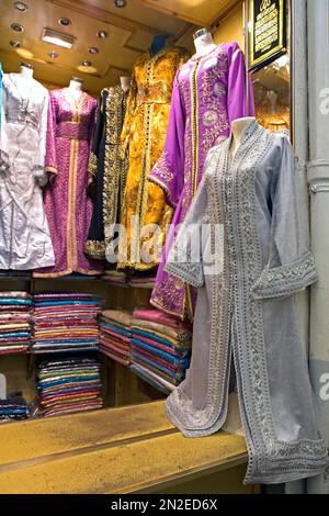 Herrliche traditionelle Kleidung auf dem Textilmarkt in Marrakesch, Marokko Stockfoto