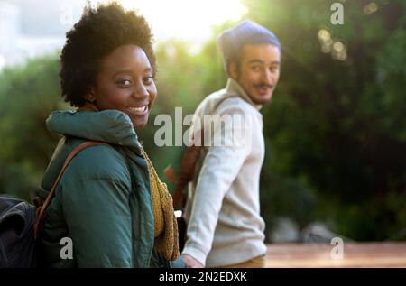 Er bringt mich zum Unterricht. Gekürztes Porträt eines liebevollen jungen Paares auf dem Campus. Stockfoto