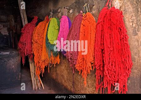 Gefärbte Wolle in den Souks von Fez, Fez, Marokko Stockfoto