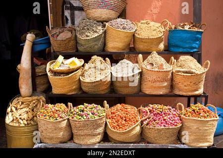 Heilkräuter in einer marokkanischen Apotheke, Marrakesch, Marokko Stockfoto