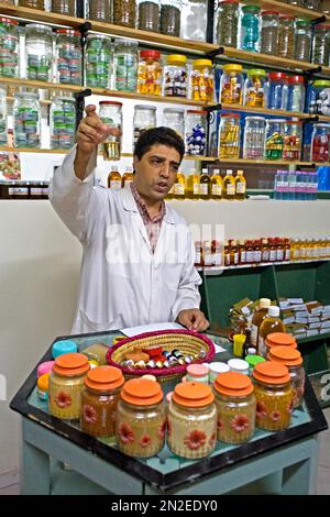 Heilkräuter in einer marokkanischen Apotheke, Marrakesch, Marokko Stockfoto