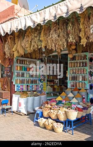 Heilkräuter in einer marokkanischen Apotheke, Marrakesch, Marokko Stockfoto