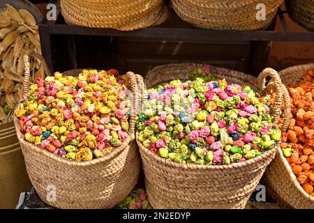 Heilkräuter in einer marokkanischen Apotheke, Marrakesch, Marokko Stockfoto