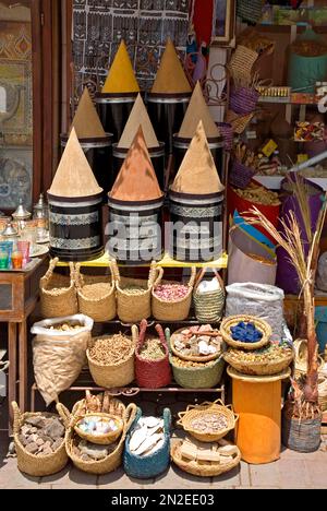 Marokkanische Apotheke mit Heilkräutern, Marrakesch, Marokko Stockfoto