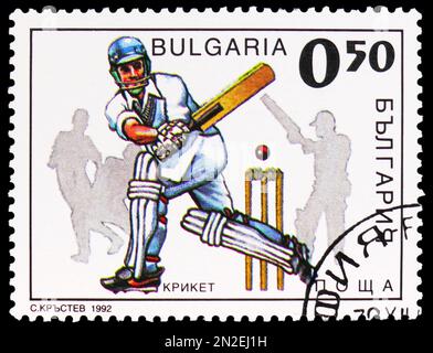 MOSKAU, RUSSLAND - 4. FEBRUAR 2023: Auf dem in Bulgarien gedruckten Poststempel steht Cricket, Sport-Serie, ca. 1992 Stockfoto