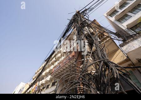 Hanoi, Vietnam, Januar 2023. Ein Wirrwarr von Elektrokabeln in einer Straße im Stadtzentrum Stockfoto