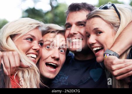 Ihr seid wirklich die Besten... Ich meine, ich liebe euch. Eine Gruppe von Freunden, die miteinander abhängen und albern sind. Stockfoto