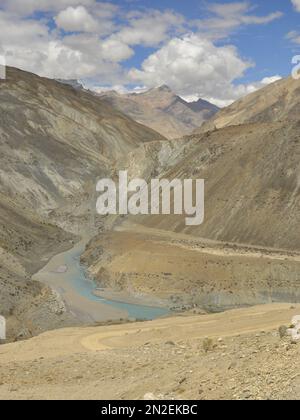 Sangam der Flüsse Zanskar und Indus, die durch trockene Berge im Nimmu-Tal, Ladakh, INDIEN fließen. Stockfoto