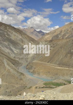 Sangam der Flüsse Zanskar und Indus, die durch trockene Berge im Nimmu-Tal, Ladakh, INDIEN fließen. Stockfoto