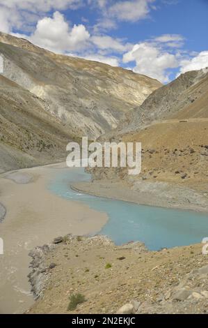 Zusammenfluss der Flüsse Zanskar und Indus zwischen wunderschönen trockenen Bergen im Nimmu-Tal, Ladakh, INDIEN. Stockfoto