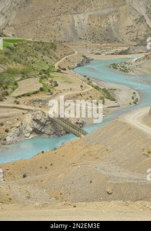 Sangam - Zusammenfluss der Flüsse Zanskar und Indus durch wunderschöne trockene Berge im Nimmu-Tal, Ladakh, INDIEN. Stockfoto
