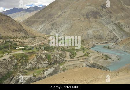 Sangam - wunderschöne Aussicht auf den Zusammenfluss der Flüsse Zanskar und Indus im Nimmu-Tal, Union Territory von Ladakh, INDIEN. Stockfoto