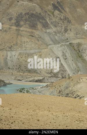 Zusammenfluss der Flüsse Zanskar und Indus im Nimmu-Tal im Unionsgebiet Ladakh, INDIEN. Stockfoto