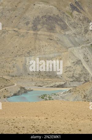 Zusammenfluss der Flüsse Zanskar und Indus im Nimmu-Tal im Unionsgebiet Ladakh, INDIEN. Stockfoto