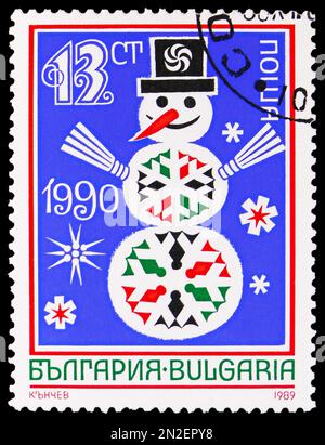 MOSKAU, RUSSLAND - 4. FEBRUAR 2023: In Bulgarien gedruckte Briefmarken zeigen Snowman, Neujahrsserie 1990, ca. 1989 Stockfoto