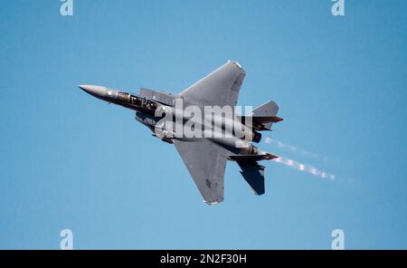Ein USAF F-15E Strike Eagle Kampfflugzeug mit Nachbrennern am blauen Himmel Stockfoto