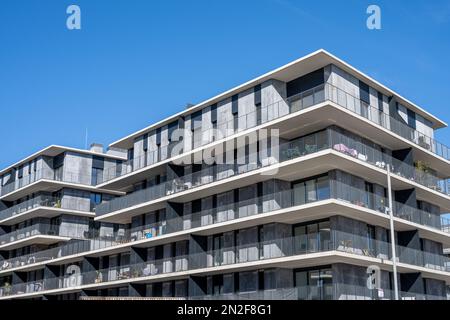 Moderne graue Apartmentgebäude in Barcelona, Spanien Stockfoto
