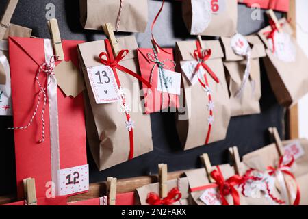 Der Weihnachtskalender hängt an der Tafel, Nahaufnahme Stockfoto