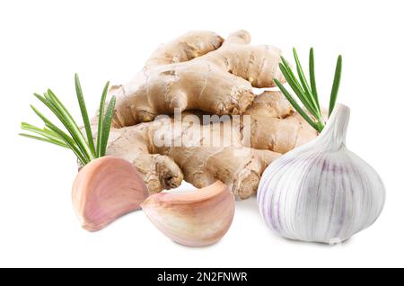 Ingwerwurzel, Knoblauch und Rosmarin auf weißem Hintergrund Stockfoto