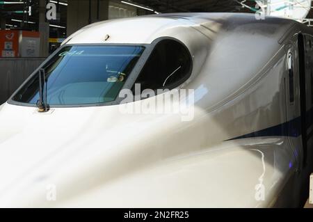 Ein Shinkansen-Hochgeschwindigkeitszug, bereit, den Bahnhof Tokio in Tokio, Japan, zu verlassen. Stockfoto