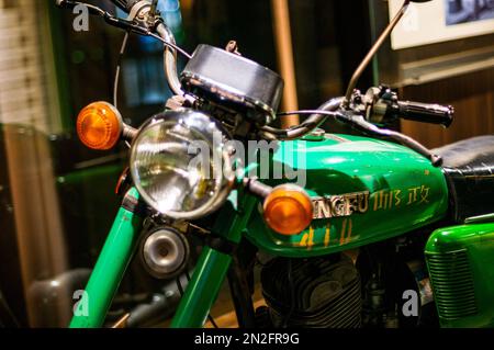 Ein Postamt Xingfu-Motorrad wird im Postmuseum ausgestellt, das sich am Nordufer des Suzhou Creek in Shanghai, China, befindet. Stockfoto