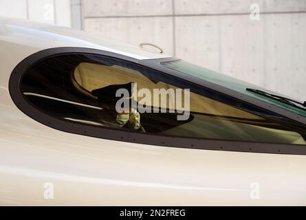 Ein Shinkansen-Hochgeschwindigkeitszug, bereit, den Bahnhof Tokio in Tokio, Japan, zu verlassen. Stockfoto