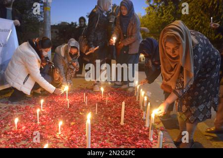 Islamabad, Islamabad. 6. Februar 2023. Menschen zünden Kerzen während einer Kerzenlichtwache für die Erdbebenopfer in T¨¹rkiye und Syrien in Islamabad, Hauptstadt Pakistans am 6. Februar 2023 an. Kredit: Ahmad Kamal/Xinhua/Alamy Live News Stockfoto