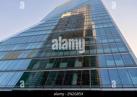 CITY OF LONDON - 27. SEPTEMBER 2018: Reflexion des Heron Tower Wolkenkratzers im Bishopsgate Tower 100 Stockfoto