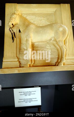 Statue eines Pferdes im Pferdesaal im Palazzo Te in Mantua Italien Stockfoto