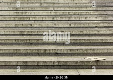 Treppe in der Stadt. Schritte als architektonisches Element. Die Textur der Fliesen. Horizontale Flächen. Klettern Sie hoch. Stockfoto