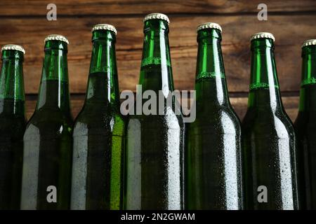 Bierflaschen auf Holzhintergrund, Nahaufnahme Stockfoto