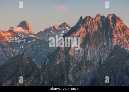 Höfats im Vordergrund, Allgäuer Alpen, Allgäu, Bayern, Deutschland, Sommer Stockfoto