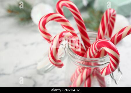 Süße weihnachtliche Zuckerstangen im Glasglas, Nahaufnahme Stockfoto