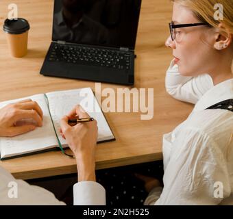 Projektkoordinatorin für männliche Vorgesetzten, sprich mit jüngeren weiblichen Kollegen Stockfoto