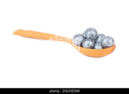 Runde Schokoladenbonbons in Löffelnahaufnahme auf weißem Hintergrund Stockfoto