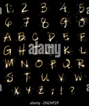 Set mit Buchstaben und Zahlen aus Glitzereffekt auf schwarzem Hintergrund Stockfoto
