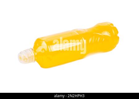Liegende Plastikflasche mit orangefarbenem isotonischem Getränk für den Sport isoliert auf weißem Hintergrund. Stockfoto
