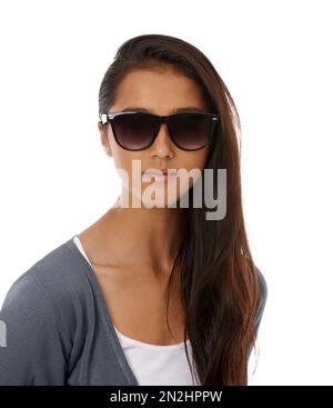 Farbtöne für den Sommer. Eine schöne junge ethnische Frau, die lächelt an der Kamera, während sie eine Sonnenbrille trägt. Stockfoto