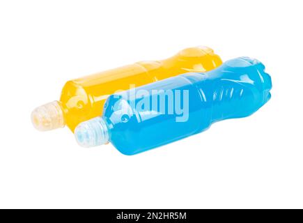 Zwei Flaschen isotonisches Getränk für Sport in Blau und Orange auf weißem Hintergrund. Hochwertiges Foto Stockfoto