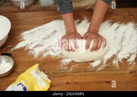 Am besten hausgemacht. Eine Bäckerin knetet Teig für selbstgebackenes Brot. Stockfoto