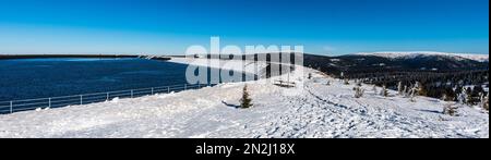 Dlouhe Strane Lake, Praded und Vysoka Hole im Jeseniky-Gebirge in der tschechischen republik an einem wunderschönen Wintertag Stockfoto