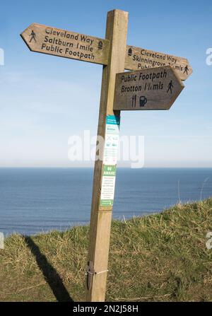 Hölzerne Wegweiser auf dem Cleveland Way oder dem England Coast Path, in der Nähe von Saltburn, North Yorkshire, England, Großbritannien Stockfoto