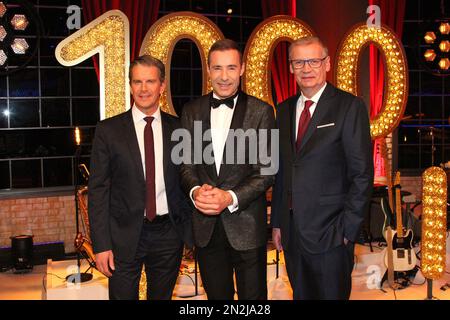 Markus Lanz, Kai Pflaume und Günther Jauch Markus nehmen an der 'Wer weiß denn sowas?' Teil. Fotoaufruf zum 1000. Jubiläum am 6. Februar 2023 in Hamburg, Ger Stockfoto
