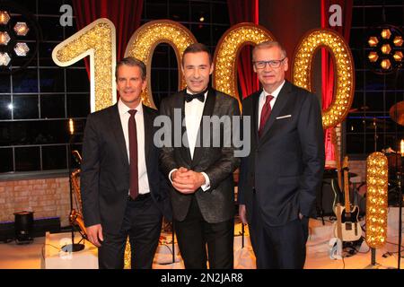 Markus Lanz, Kai Pflaume und Günther Jauch Markus nehmen an der 'Wer weiß denn sowas?' Teil. Fotoaufruf zum 1000. Jubiläum am 6. Februar 2023 in Hamburg, Ger Stockfoto