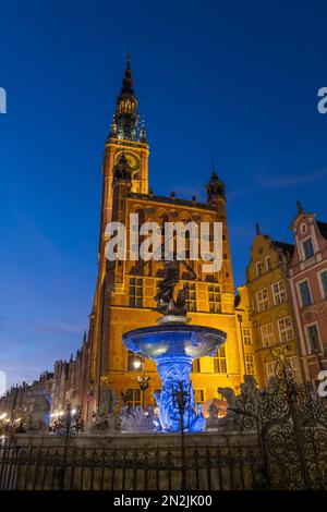 Altstadt von Danzig bei Nacht in Polen, historisches Herz der Stadt mit Neptunbrunnen und Haupthaus, Wahrzeichen im Manneristischen Rokoko, im gotischen und Stockfoto