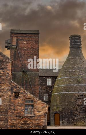 Stoke Auf Trent, Staffordshire. Flaschenöfen und Schornsteine in Middleport Pottery dramatische Sonnenuntergangsbeleuchtung. 5 Städte Töpferwaren. Stockfoto