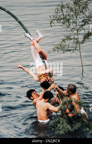 7. FEBRUAR 2023 - Männer nehmen an einer Yakudoshi-Zeremonie während des Kinekosa Festivals im Shichisho-sha-Schrein in Nagoya, Japan, Teil. Das Festival geht auf mehr als 1.000 Jahre zurück. Zehn Yakudoshi-Männer (Pechsträhne) und zwei Jungen paraten vom Schrein mit einer Bambusstange. Sie tragen die Stange in den Fluss Shonai, und die Männer wechseln sich ab und klettern die Stange hoch, bis sie bricht. Ob es ein glückliches oder ein unglückliches Jahr wird, hängt davon ab, in welche Richtung es geht. Kredit: Ben Weller/AFLO/Alamy Live News Stockfoto