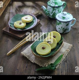 Kartoffelkuchen auf einem Holztisch Stockfoto