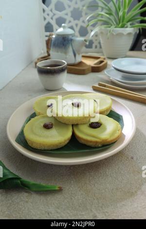 Kartoffelkuchen und Tee werden auf einem Holztisch serviert Stockfoto