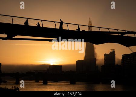 Die Sonne geht hinter der Millennium Bridge in London auf. Foto: Dienstag, 7. Februar 2023. Stockfoto